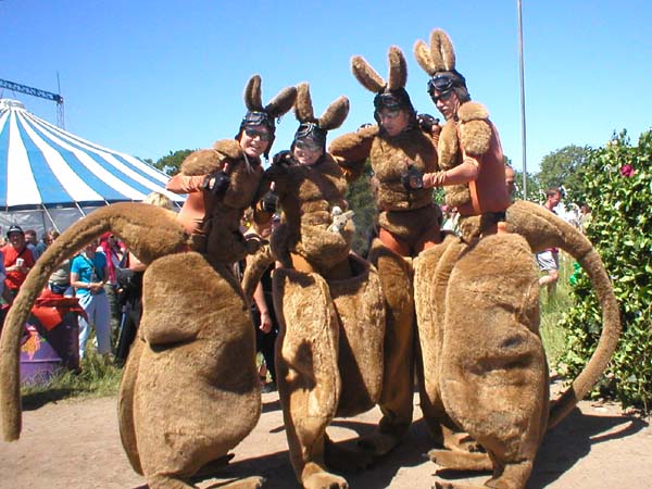 glastonbury-2004-theatre-kangaroos-l.jpg